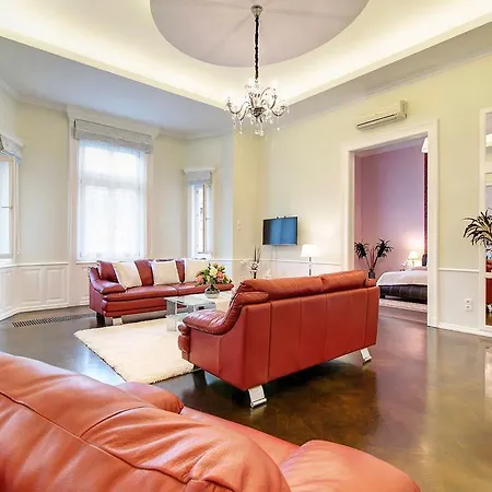Sweet Dreams At Chain Bridge Apartment